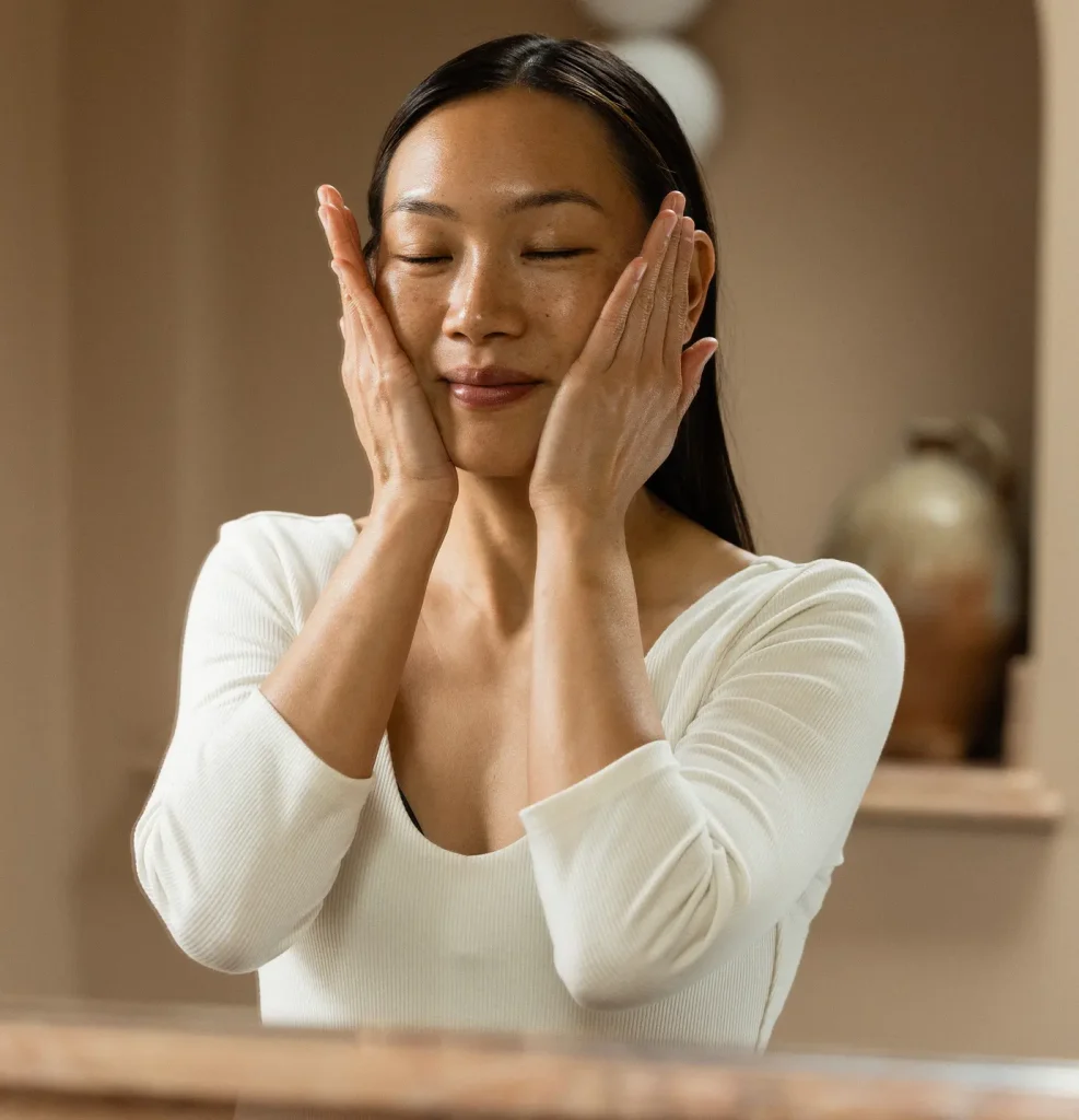 Applying-Genaura-Serum